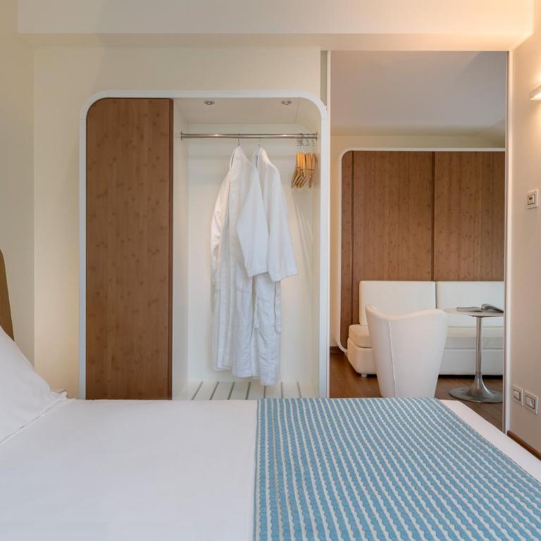 T-Suite Hotel - Suite with Partial Sea View - 12