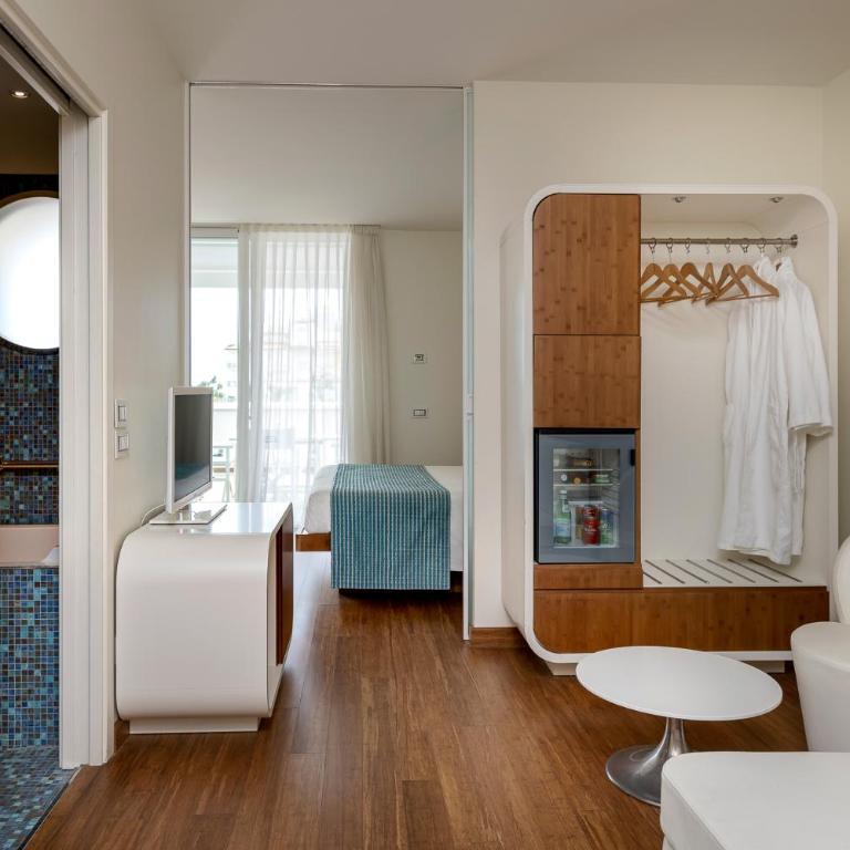 T-Suite Hotel - Suite with Partial Sea View - 11