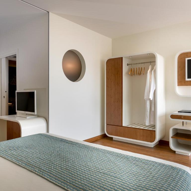 T-Suite Hotel - Suite with Partial Sea View - 9
