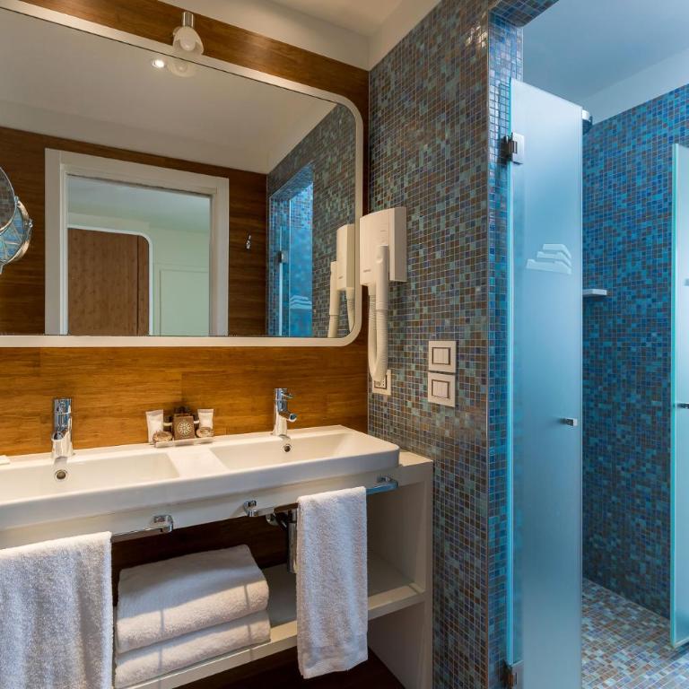 T-Suite Hotel - Suite with Partial Sea View - 1