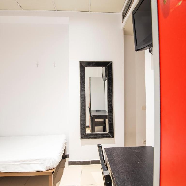 Safestay Barcelona Passeig de Gràcia - Twin Room Ensuite - 5