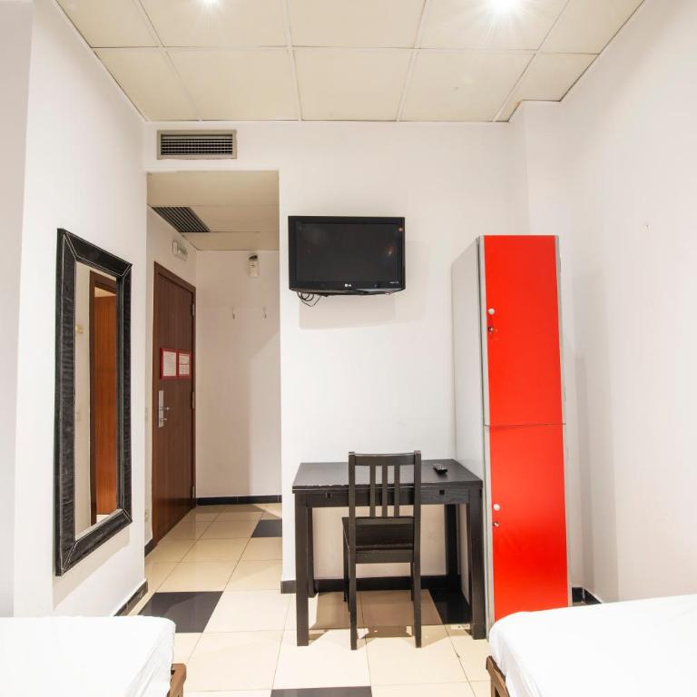 Safestay Barcelona Passeig de Gràcia - Twin Room Ensuite - 4