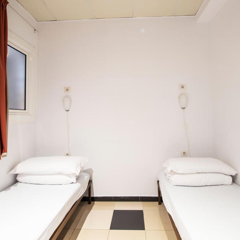 Safestay Barcelona Passeig de Gràcia - Twin Room Ensuite - 6