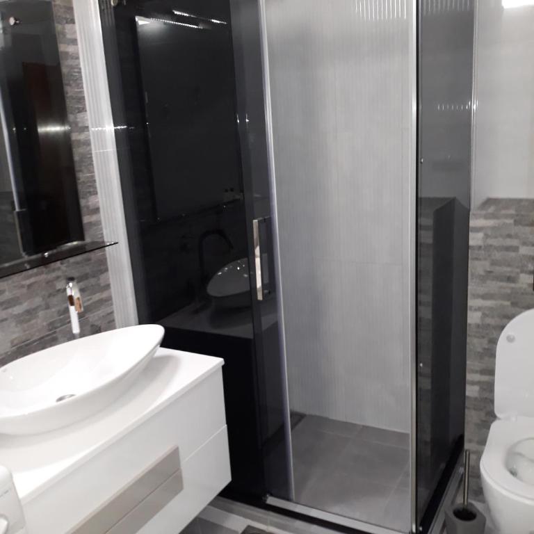 Belvedere Apartments - Two-Bedroom Apartment with Balcony and Sea View - 4