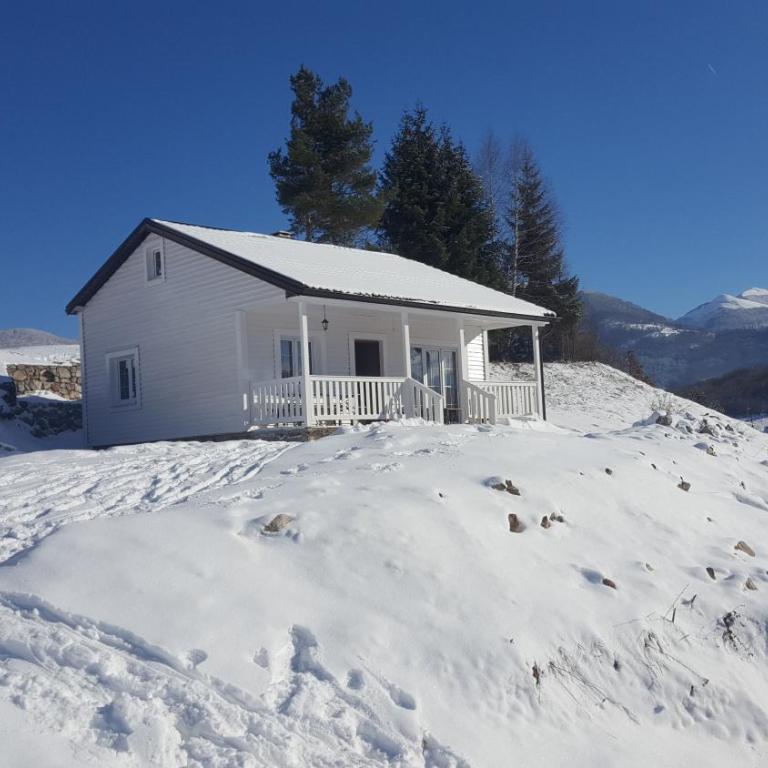 Snow White Chalet- Mountain Retreat in Kolašin - Kuća sa 2 Spavaće Sobe - 21