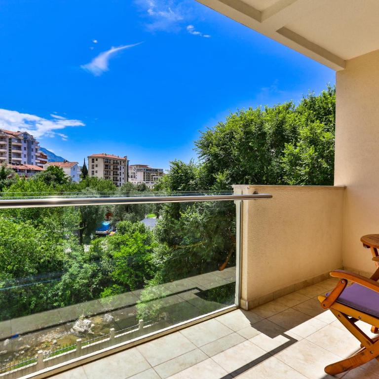 Hotel Premier - Superior Dvokrevetna Soba sa Bračnim Krevetom i Delimičnim Pogledom na More - 2