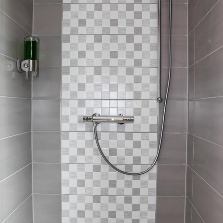 Das Fischer Boardinghouse BW - Vierbettzimmer mit eigenem Bad - 15