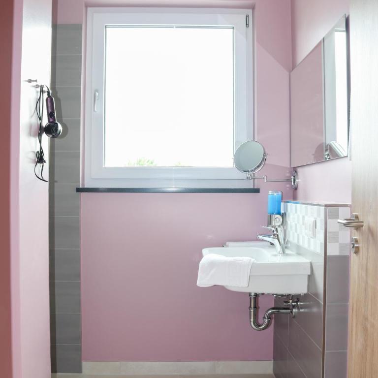 Das Fischer Boardinghouse BW - Vierbettzimmer mit eigenem Bad - 17