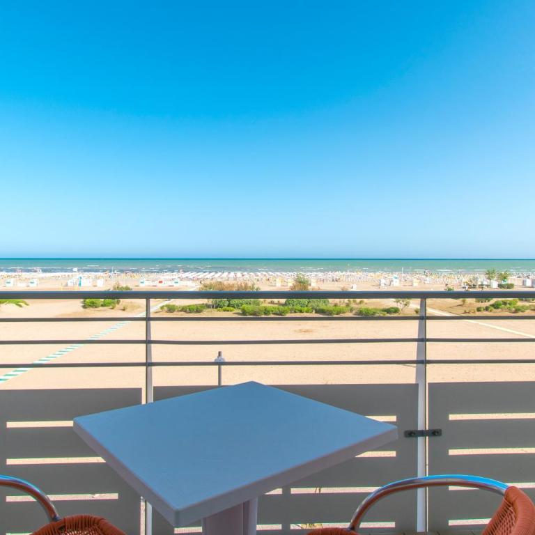 Hotel Continental - Camera Matrimoniale con Balcone - Fronte Mare - 1