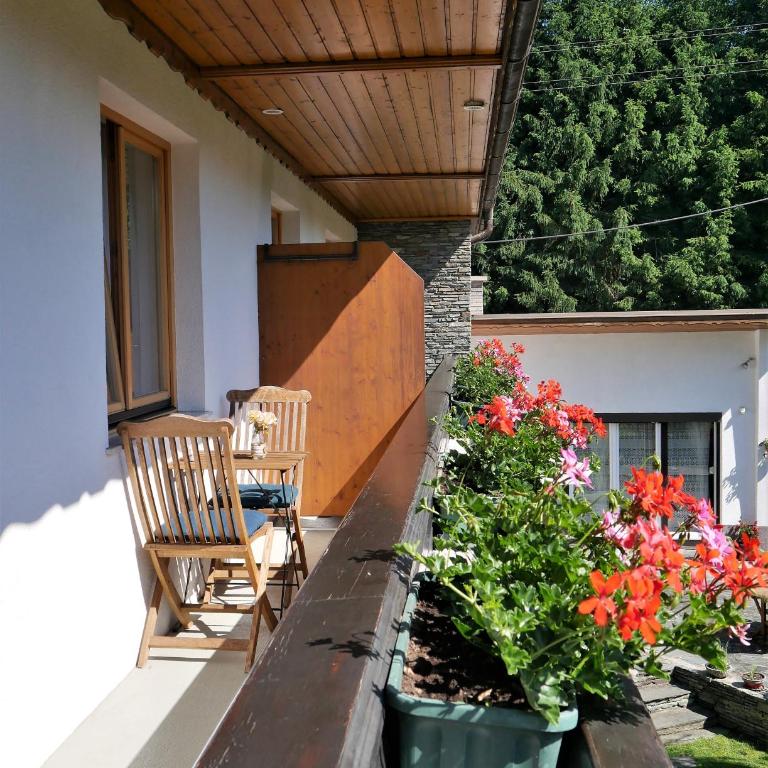 Pension Kitty - Comfort Doppel-/Zweibettzimmer mit Balkon und Gartenblick - 1