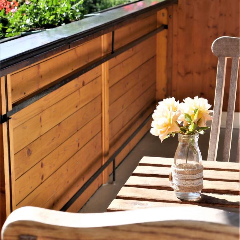 Pension Kitty - Comfort Dreibettzimmer mit einem Balkon und Gartenblick - 1