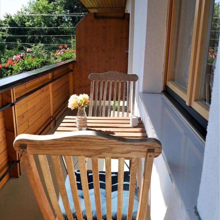 Pension Kitty - Comfort Dreibettzimmer mit einem Balkon und Gartenblick - 2