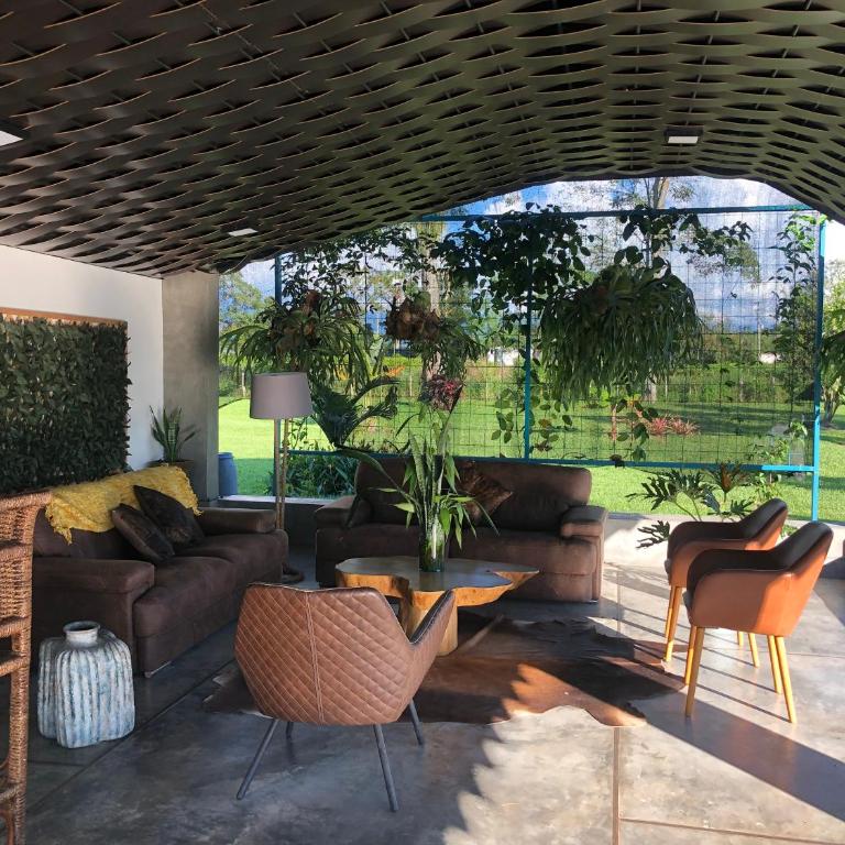 Finca Hotel Brasilia - Suite con cama extragrande y vistas a la piscina - 1