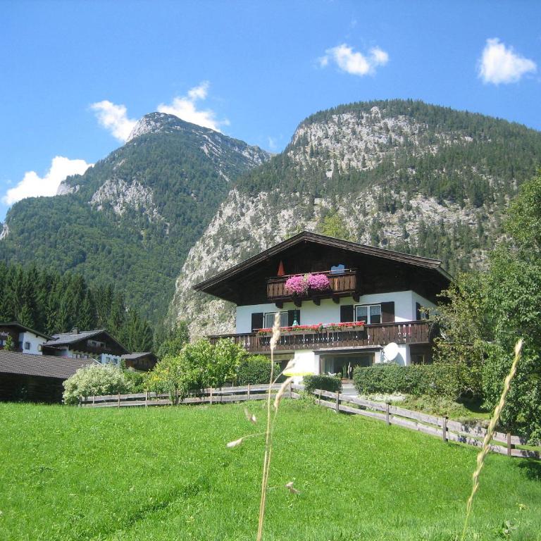 Appartement Weissbacher - Big Two-Bedroom Apartment with Balcony and Mountain View - 1