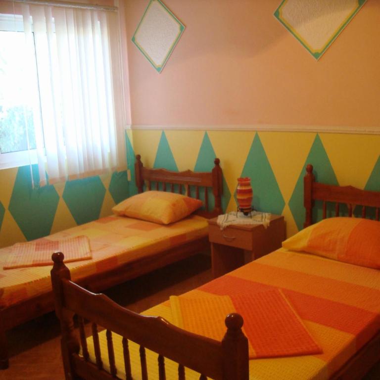 Alvanita Apartments - Two-Bedroom Apartment with Balcony - 4