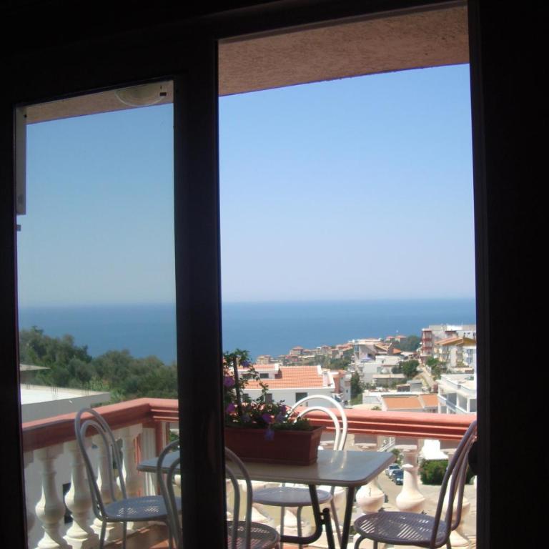 Alvanita Apartments - One-Bedroom Apartment with Balcony (4 Adults) - 1
