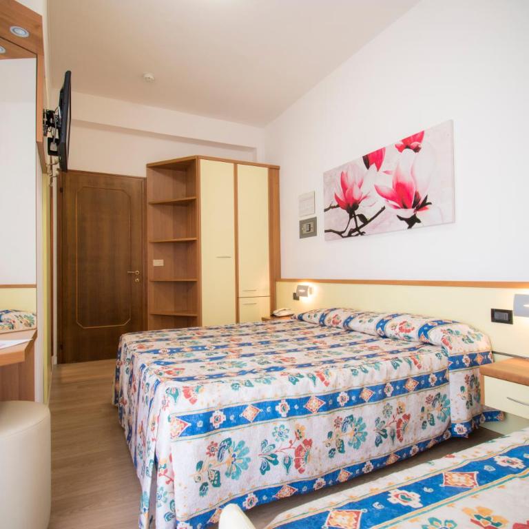 Hotel Continental - Camera Familiare con Balcone e Vista Mare Laterale (2 Adulti + 1 Bambino) - 1