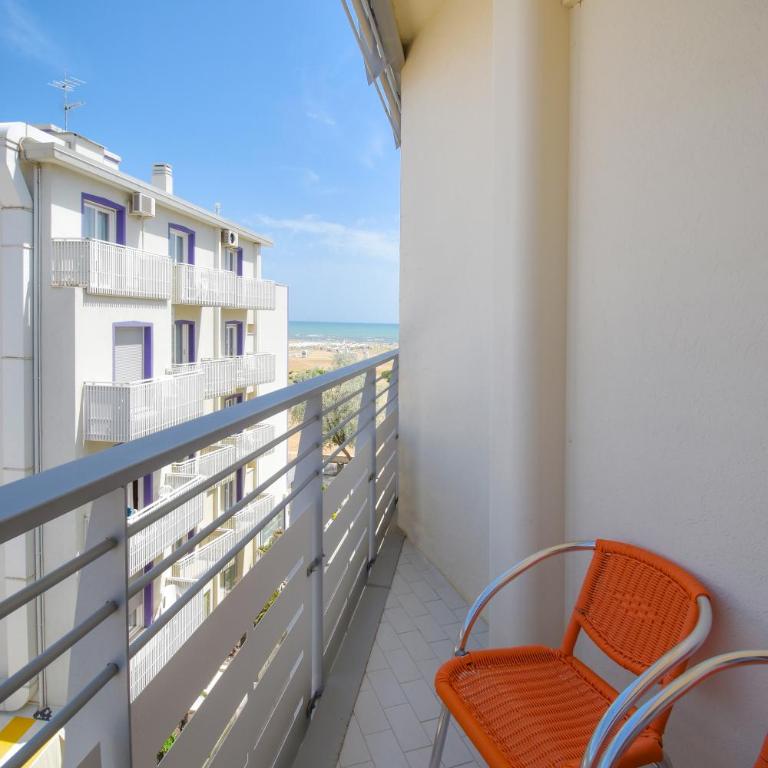 Hotel Continental - Camera Familiare con Balcone e Vista Mare Laterale (2 Adulti + 1 Bambino) - 2