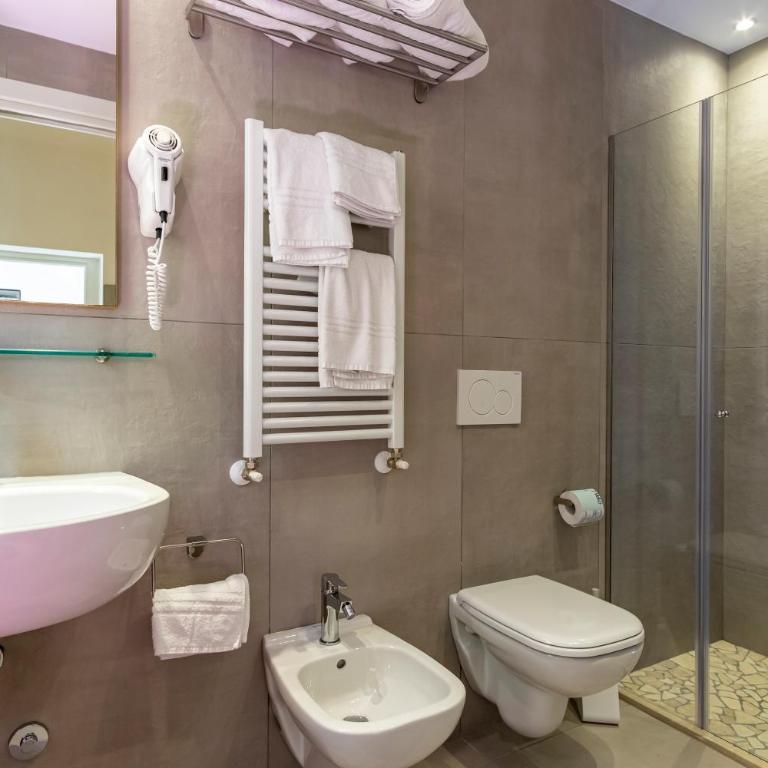 Hotel Mocambo Riccione CENTRALISSIMO AL MARE - Two Connecting Double Rooms - 11