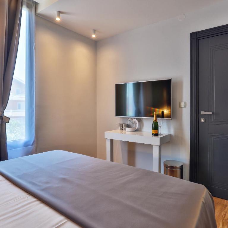 Hotel M - Deluxe Double Room small room - 12