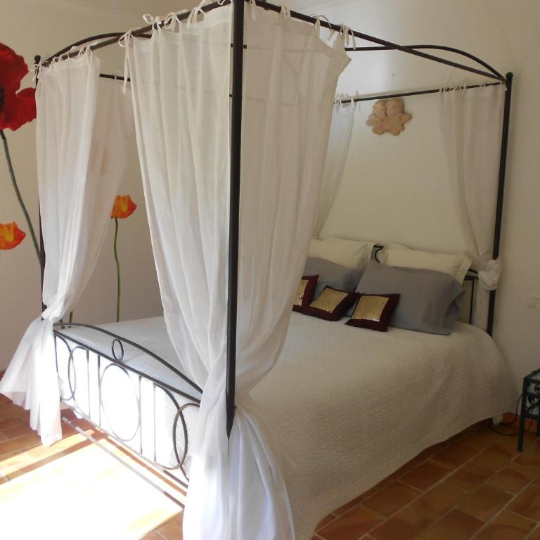 Le Mas de FRAYERE - Chambre Double - Vue sur Jardin - 10