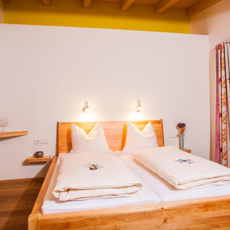 Simone's Platzerl - inklusive täglichem freien Eintritt Tauern Spa - nur 5 Gehminuten, Sommerkarte, privatem Garten mit Schwimmteich, Grill und Saunabereich - Deluxe Doppelzimmer mit Balkon - 13