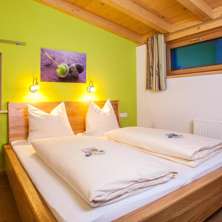 Simone's Platzerl - inklusive täglichem freien Eintritt Tauern Spa - nur 5 Gehminuten, Sommerkarte, privatem Garten mit Schwimmteich, Grill und Saunabereich - Deluxe Doppelzimmer mit Balkon - 17