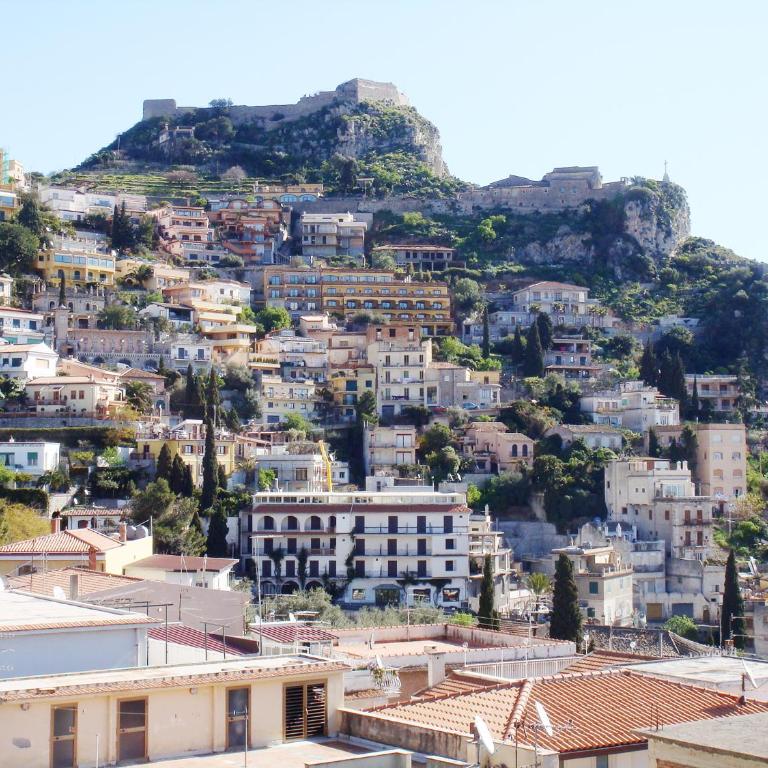 Taormina center 4 BR penthouse, terrace with views - Four-Bedroom Apartment - Attic - 19