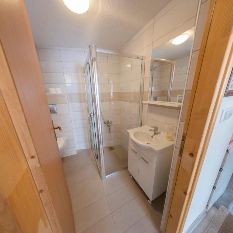 Apartment Resaa - Two-Bedroom Apartment - 10