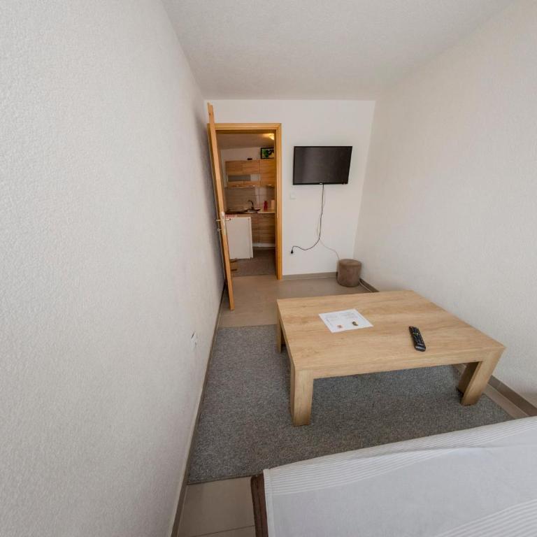 Apartment Resaa - Two-Bedroom Apartment - 8