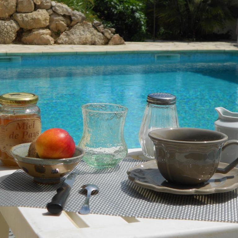 Le Mas de FRAYERE - Chambre Double - Vue sur Piscine - 3