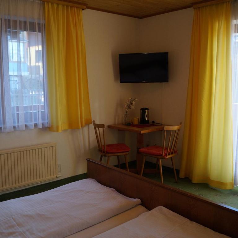 Pension Mozart - Doppelzimmer mit Balkon - 3