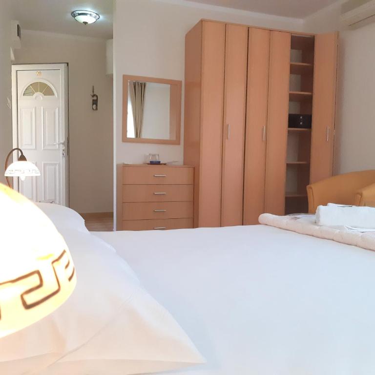 Garni Hotel Koral - Economy Dvokrevetna Soba sa Bračnim Krevetom, Balkonom i Pogledom na Vrt - 2