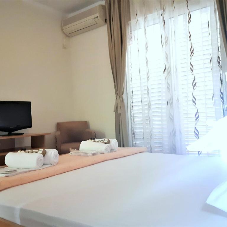 Garni Hotel Koral - Economy Dvokrevetna Soba sa Bračnim Krevetom, Balkonom i Pogledom na Vrt - 5