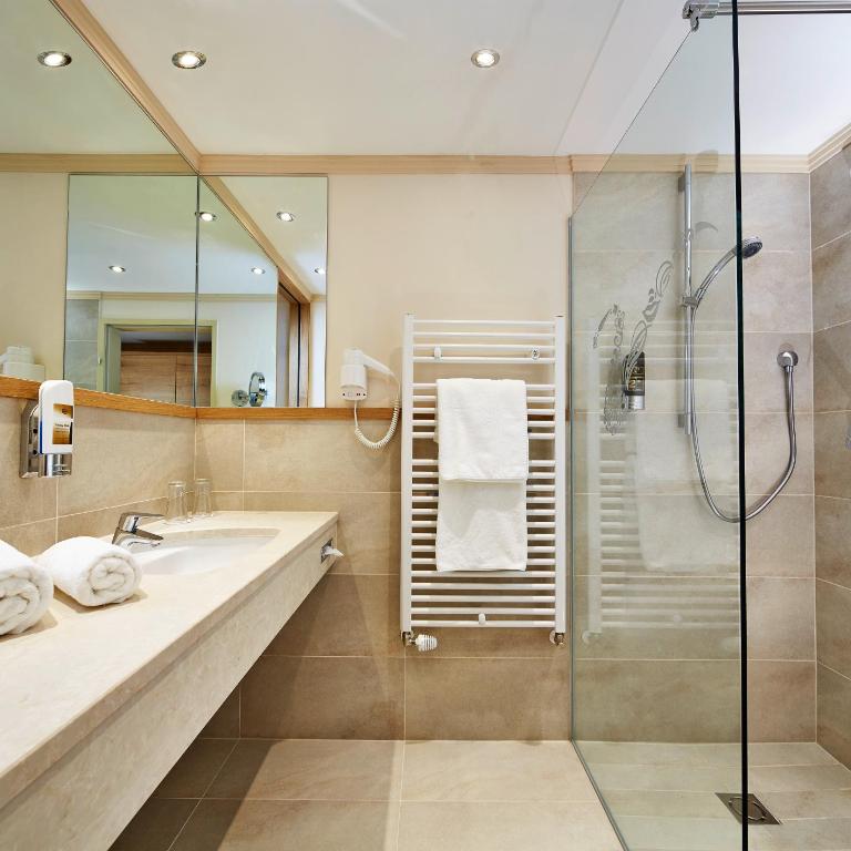 Vier Jahreszeiten Wellnessresort Achensee - Comfort Doppelzimmer mit Balkon - 4