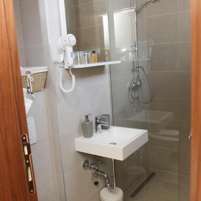 Hotel Logavina 8 Garage Parking - Četvorokrevetna Soba - 5