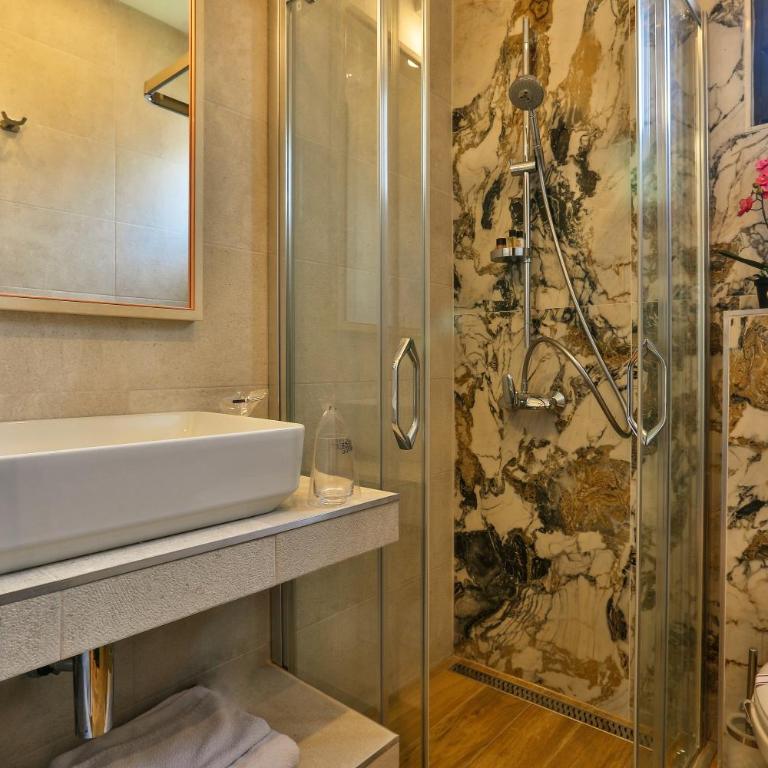 Hotel M - Deluxe Double Room small room - 7