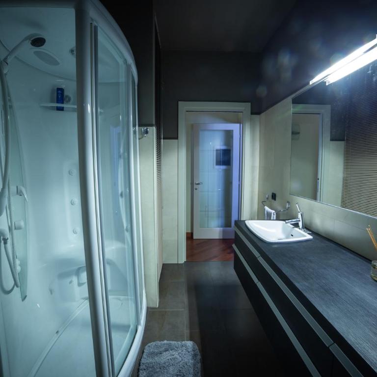 Cinematic Modern Flat, 100 mt da Ospedale - Appartamento con Sauna - 10