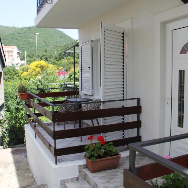 Mitko Apartments - One-Bedroom Apartment - 9