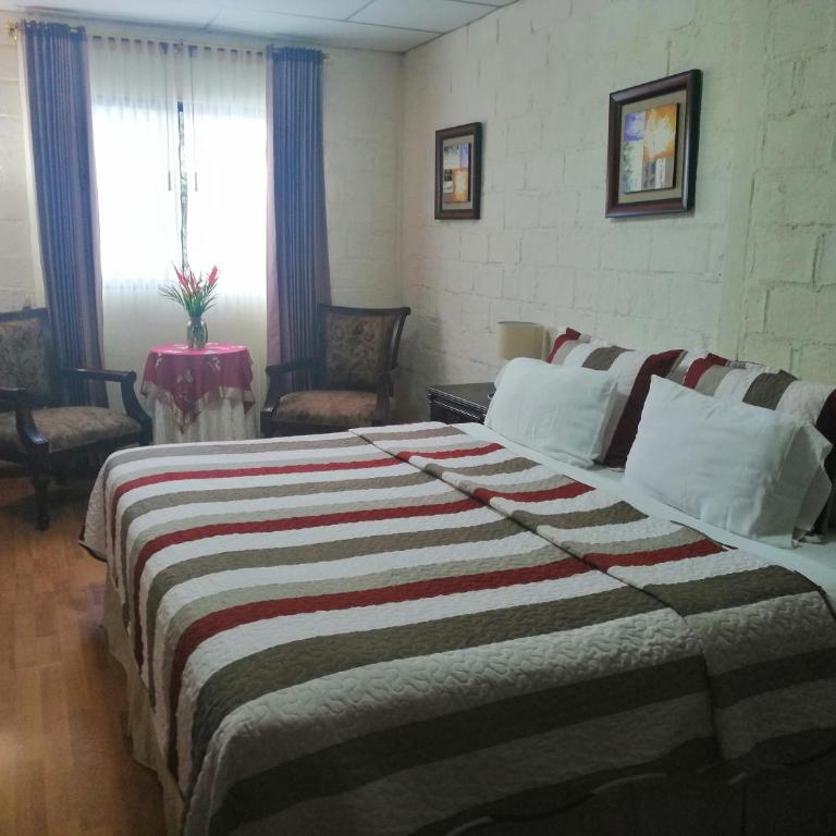 Hosteria Florecer - Habitación con cama extragrande y balcón - 1