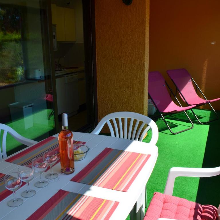 LA MER appartement climatisé,à10mn à pieds de la plage, chambre et coin nuit, grand patio et parking privé - Appartement - 20