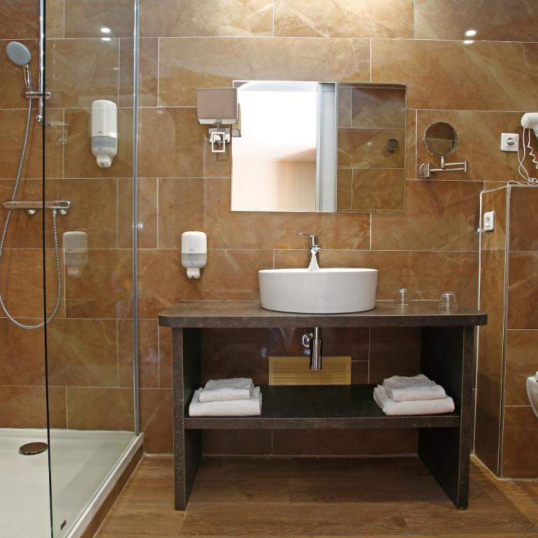 Hotel Restaurant Christophe Colomb - Grande Chambre Double - 8