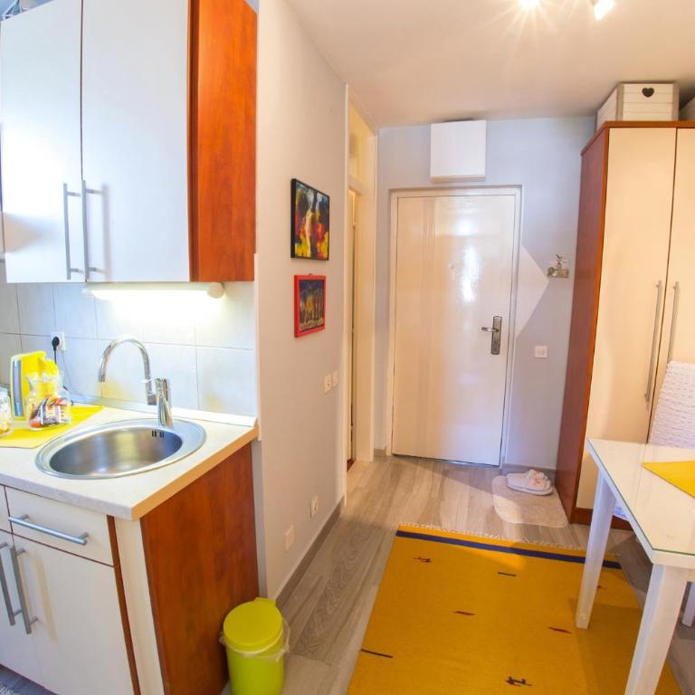 Yellow Lily Mostar Apartman - Studio with Balcony - 12