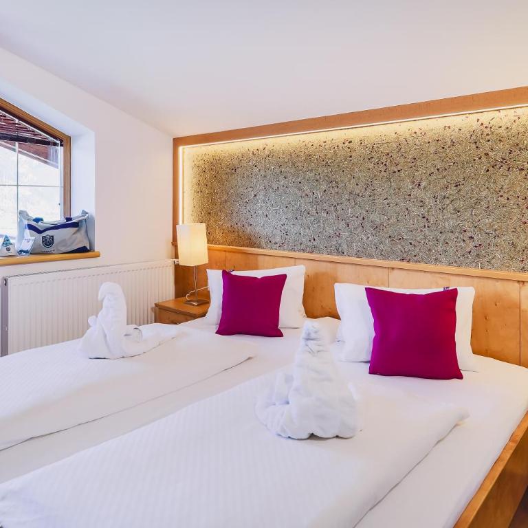 Panorama Hotel Guggenbichl - inkl Sommerkarte, einmaliger Eintritt ins Tauern Spa & bester Ausblick über Kaprun - Familienzimmer mit Balkon und kostenlosem Eintritt ins Tauern Spa - 8