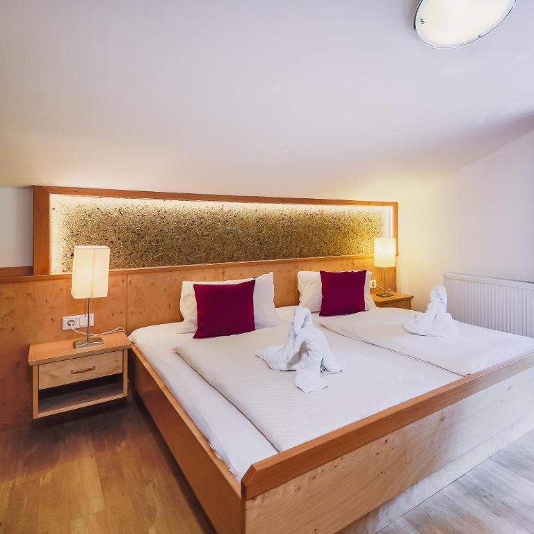 Panorama Hotel Guggenbichl - inkl Sommerkarte, einmaliger Eintritt ins Tauern Spa & bester Ausblick über Kaprun - Familienzimmer mit Balkon und kostenlosem Eintritt ins Tauern Spa - 9