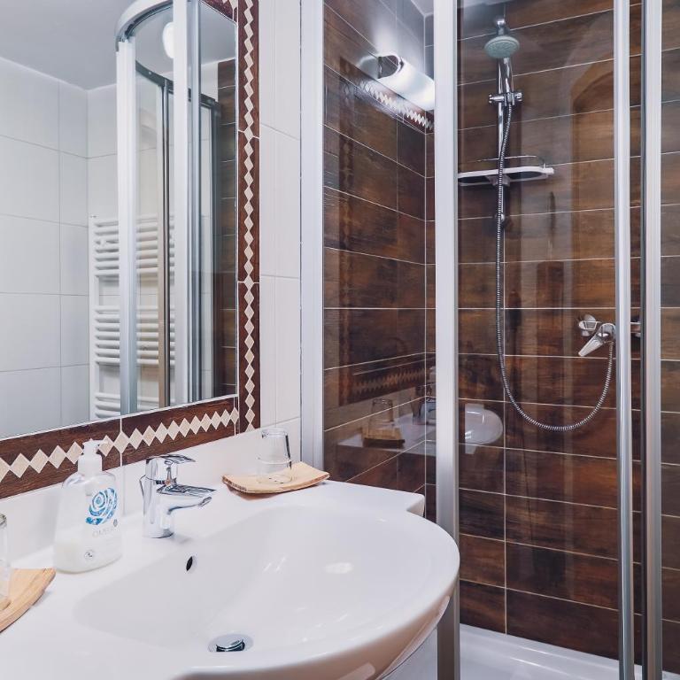 Panorama Hotel Guggenbichl - inkl Sommerkarte, einmaliger Eintritt ins Tauern Spa & bester Ausblick über Kaprun - Familienzimmer mit Balkon und kostenlosem Eintritt ins Tauern Spa - 7