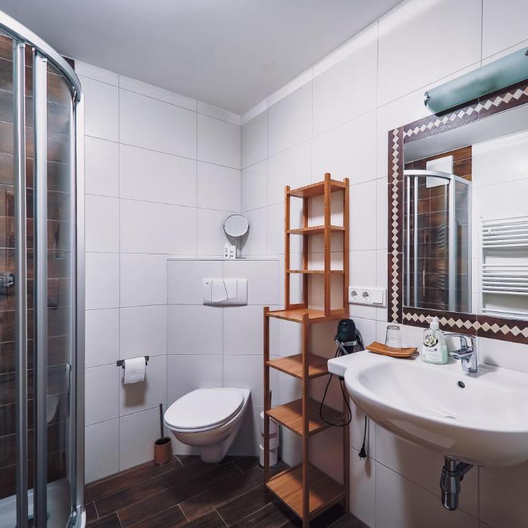 Panorama Hotel Guggenbichl - inkl Sommerkarte, einmaliger Eintritt ins Tauern Spa & bester Ausblick über Kaprun - Doppelzimmer mit Balkon mit kostenlosem Eintritt ins Tauern Spa - 6