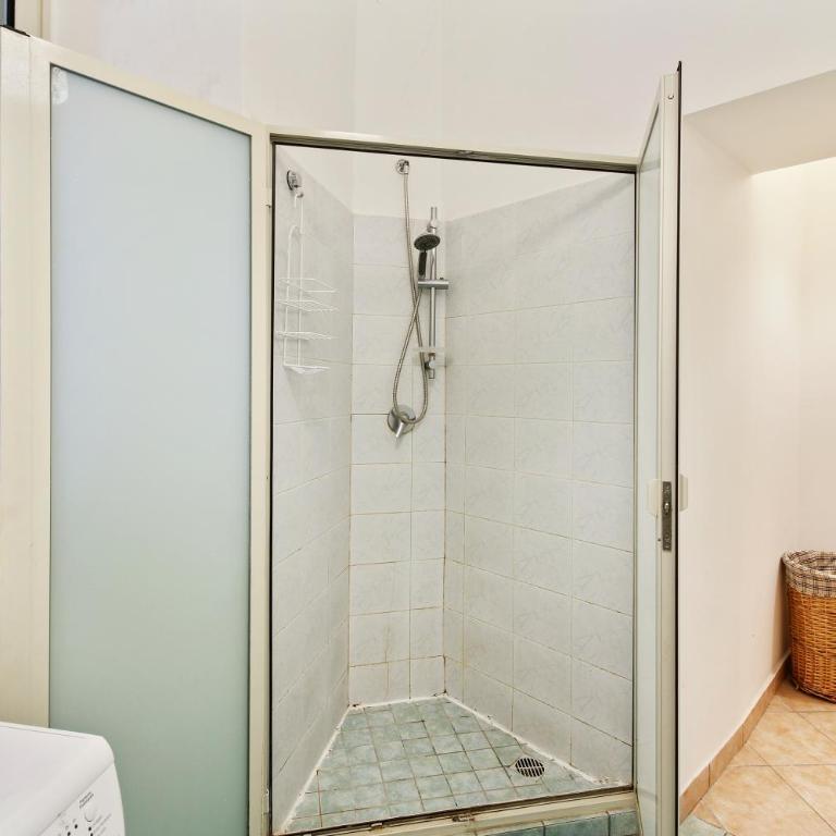 GuestHost - Central Flat with Balconies and Bicycle! - Two-Bedroom Apartment - 23