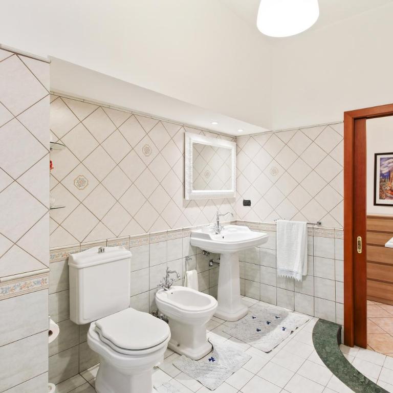 GuestHost - Central Flat with Balconies and Bicycle! - Two-Bedroom Apartment - 22