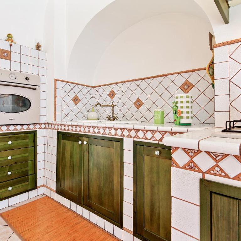 GuestHost - Central Flat with Balconies and Bicycle! - Two-Bedroom Apartment - 9